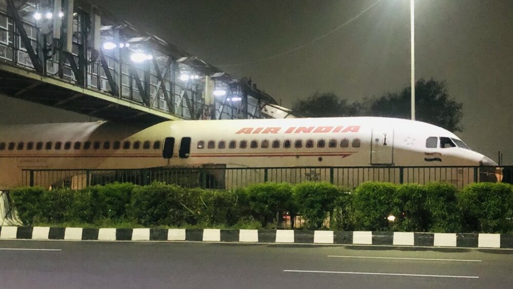India: Un avión se quedó atascado debajo de un puente peatonal y se volvió viral. India: Un avión se quedó atascado debajo de un puente peatonal y se volvió viral.