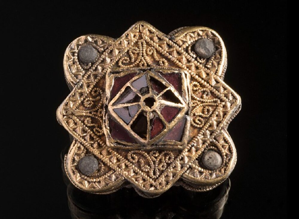 Alemania: Arqueólogos descubren una tumba con increíbles joyas de la época medieval. Alemania: Arqueólogos descubren una tumba con increíbles joyas de la época medieval.