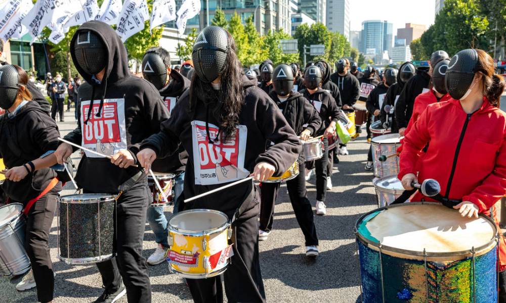 Corea del Sur: trabajadores se manifestaron por mejoras laborales con el traje de la serie El Juego del Calamar. Corea del Sur: trabajadores se manifestaron por mejoras laborales con el traje de la serie El Juego del Calamar.