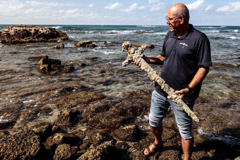 Un buzo encontró una espada de 900 años perteneciente a un caballero de las Cruzadas. Un buzo encontró una espada de 900 años perteneciente a un caballero de las Cruzadas.