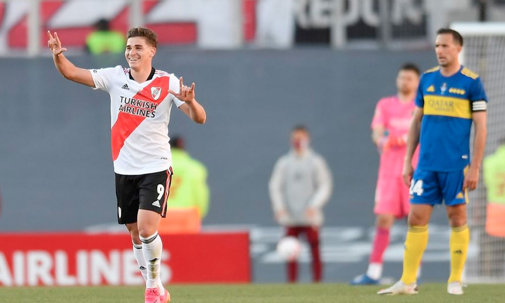 Con un Álvarez intratable, River fue mucho mejor que Boca, le ganó 2-1 y es líder.