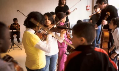 Los chicos de la Orquesta Escuela realizarán intervenciones musicales en vacunatorios.