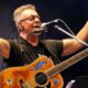 León Gieco estrenó Alimentación.com, un nuevo adelanto de su próximo álbum.
