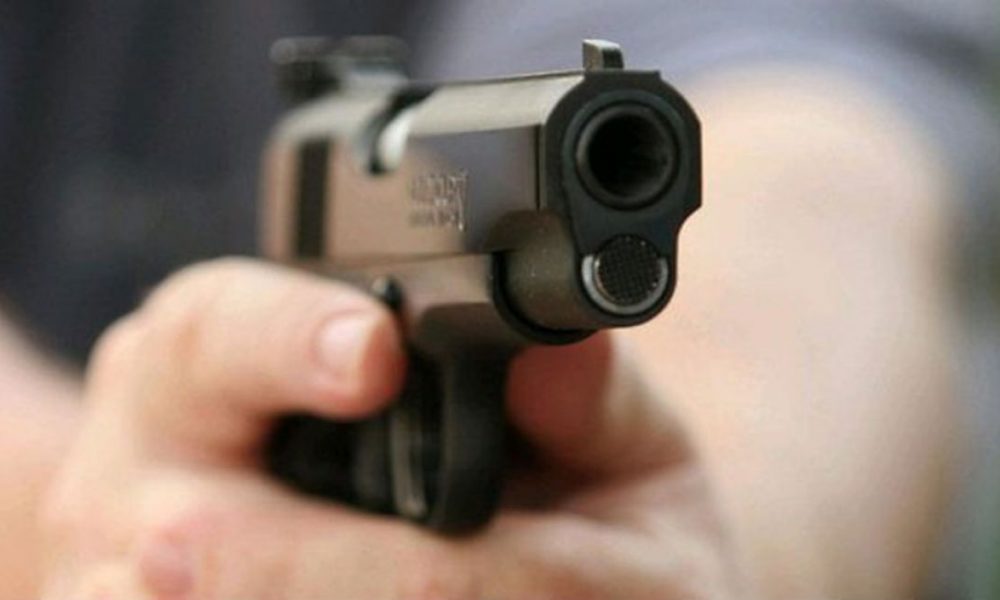 Muerte en el set: Cuando las armas de utilería resultan mortales. Muerte en el set: Cuando las armas de utilería resultan mortales.