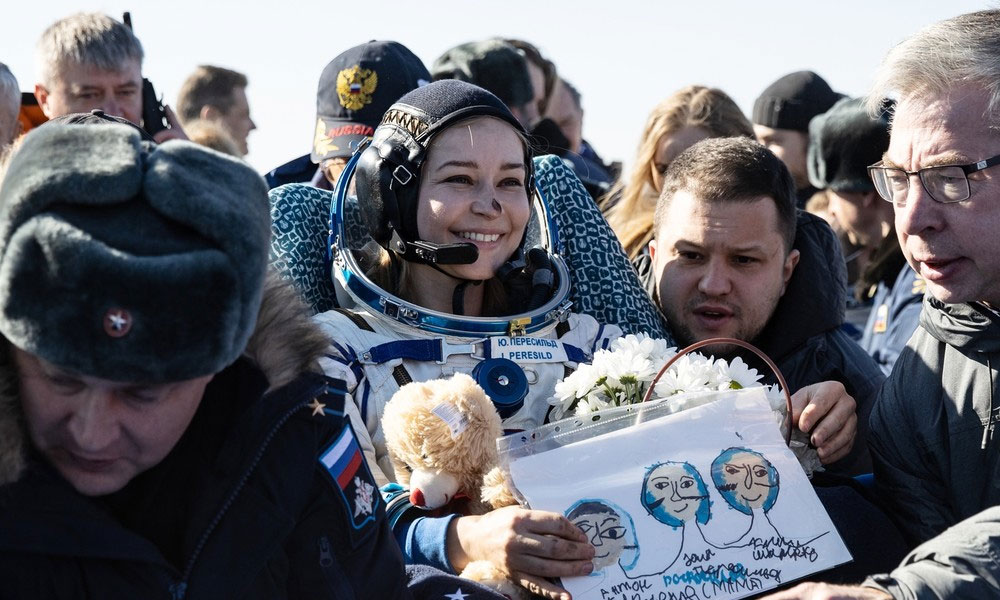 Rusia: regresa de la EEI el equipo de rodaje de la primera película filmada en el espacio. Rusia: regresa de la EEI el equipo de rodaje de la primera película filmada en el espacio.