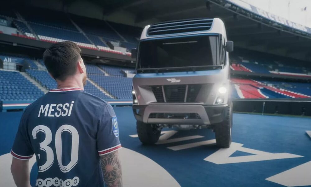 Messi inspecciona el primer camión a hidrógeno que correrá en el Rally Dakar. Messi inspecciona el primer camión a hidrógeno que correrá en el Rally Dakar.