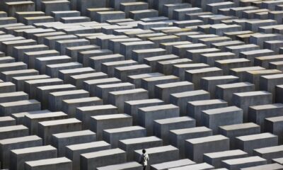 Investigan a policías alemanes por hacer ejercicio en el Memorial del Holocausto de Berlín.
