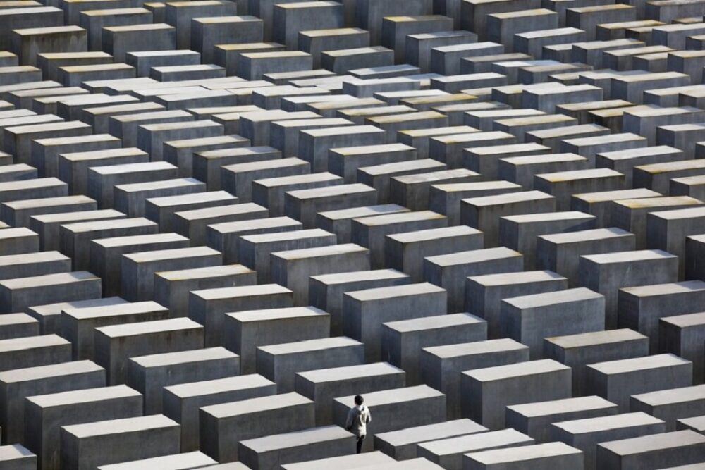 Investigan a policías alemanes por hacer ejercicio en el Memorial del Holocausto de Berlín. Investigan a policías alemanes por hacer ejercicio en el Memorial del Holocausto de Berlín.