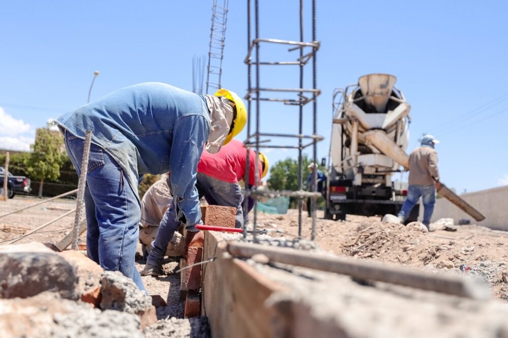 Capital con trabajos a pleno para la nueva plaza del Barrio Mutual Banco San Juan. Capital con trabajos a pleno para la nueva plaza del Barrio Mutual Banco San Juan.