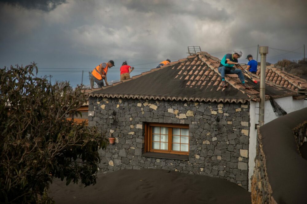 La erupción del volcán de La Palma deja su primer muerto. La erupción del volcán de La Palma deja su primer muerto.