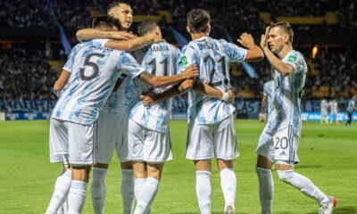 Argentina, sin que le sobre nada, derrotó a Uruguay en Montevideo y espera por Brasil.