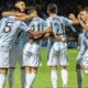 Argentina, sin que le sobre nada, derrotó a Uruguay en Montevideo y espera por Brasil.