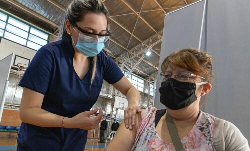 El lunes comienza la aplicación de las dosis de refuerzo para personal de salud y mayores de 70 años. El lunes comienza la aplicación de las dosis de refuerzo para personal de salud y mayores de 70 años.