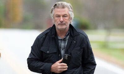 Presentan la primera demanda contra Alec Baldwin y otros miembros de la producción de ‘Rust’.