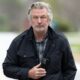 Presentan la primera demanda contra Alec Baldwin y otros miembros de la producción de ‘Rust’.