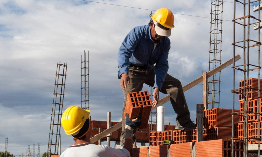 Industria de la construcción: en Cuyo el 55% de los encuestados afirmó que registró una caída en la actividad en el último año. Industria de la construcción: en Cuyo el 55% de los encuestados afirmó que registró una caída en la actividad en el último año.