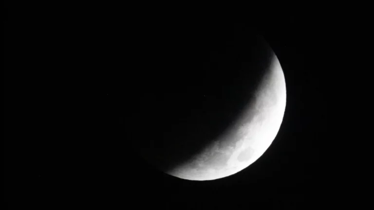 El viernes ocurrirá el eclipse lunar más largo del siglo. El viernes ocurrirá el eclipse lunar más largo del siglo.