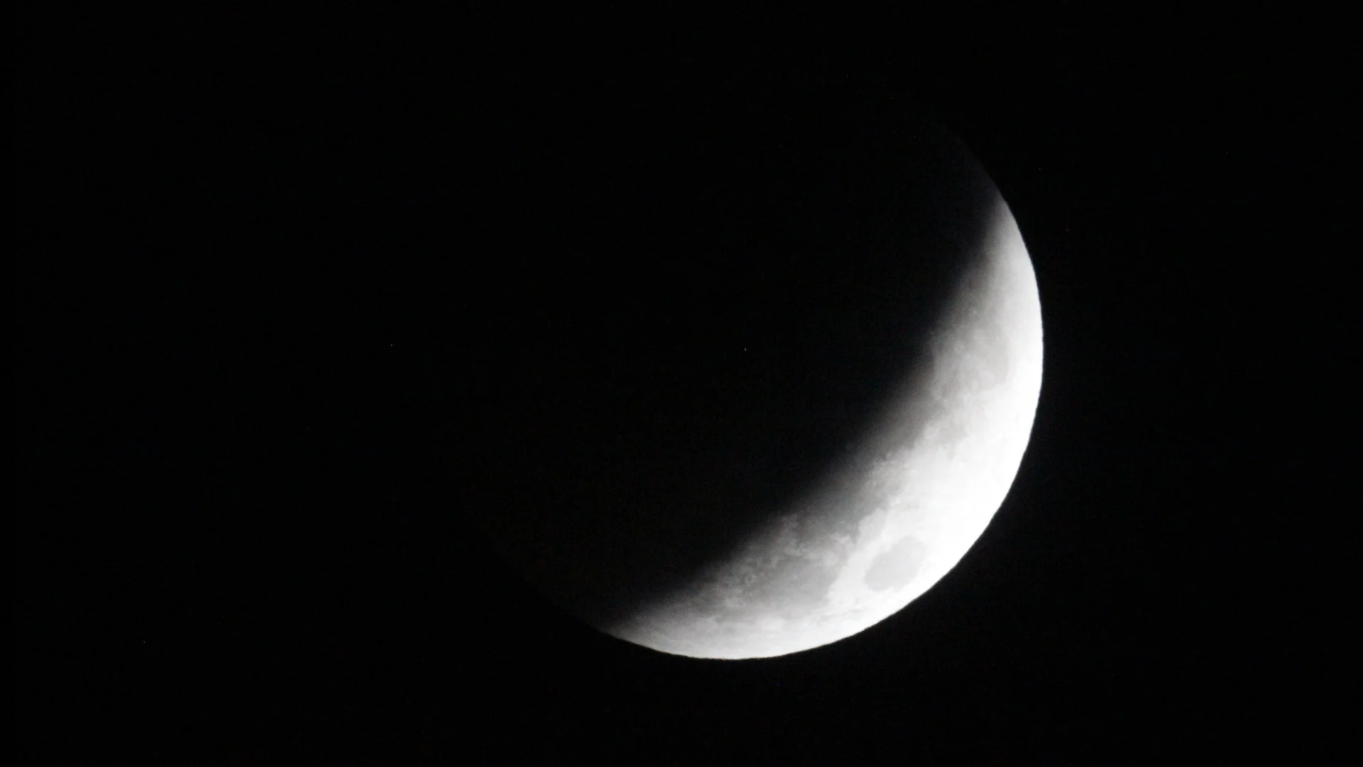 El viernes ocurrirá el eclipse lunar más largo del siglo. El viernes ocurrirá el eclipse lunar más largo del siglo.