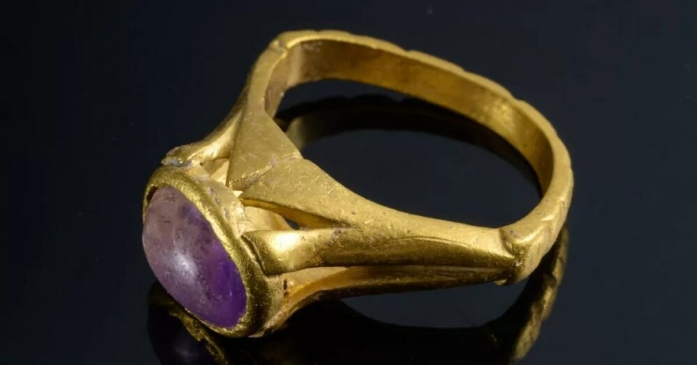 Arqueólogos descubren un antiguo anillo «para prevenir la resaca». Arqueólogos descubren un antiguo anillo «para prevenir la resaca».