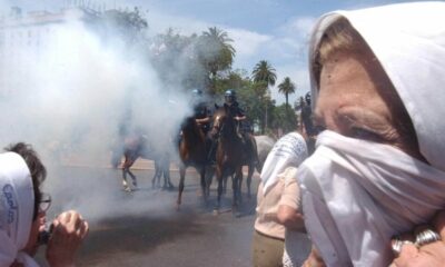 A 20 años del estallido: la represión sufrida por las Madres en la Plaza de Mayo.
