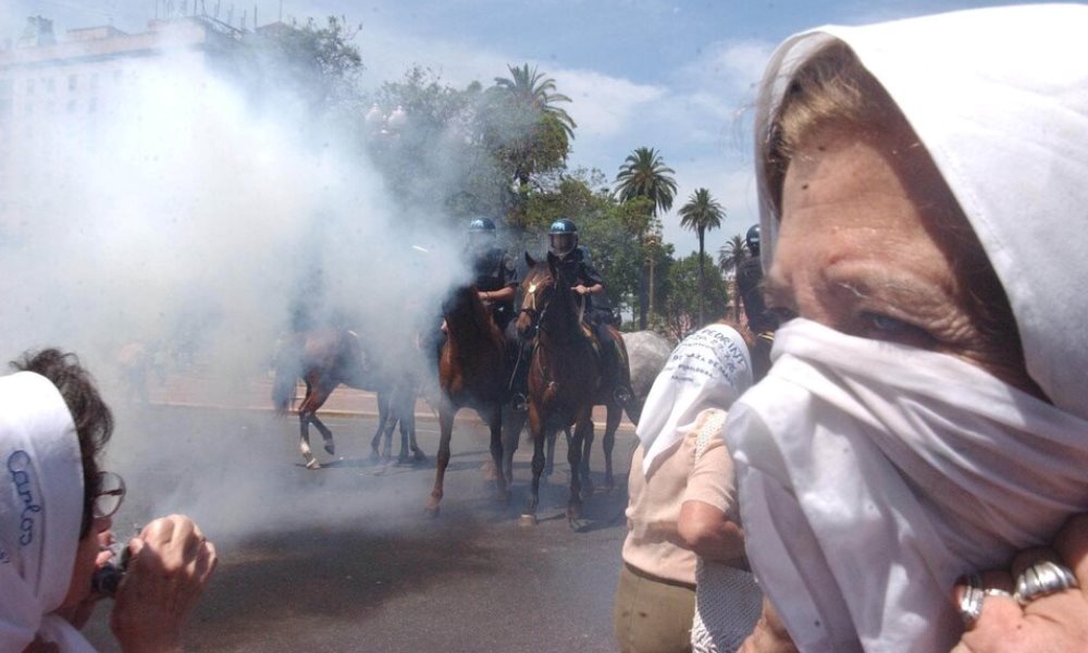 A 20 años del estallido: la represión sufrida por las Madres en la Plaza de Mayo. A 20 años del estallido: la represión sufrida por las Madres en la Plaza de Mayo.
