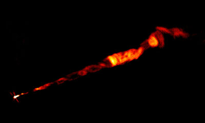 Descubren que un chorro emitido por el primer agujero negro fotografiado tiene una estructura «similar al ADN».