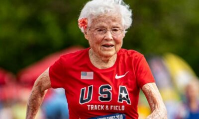 Una mujer de 105 años compite en carreras de atletismo.