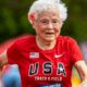 Una mujer de 105 años compite en carreras de atletismo.