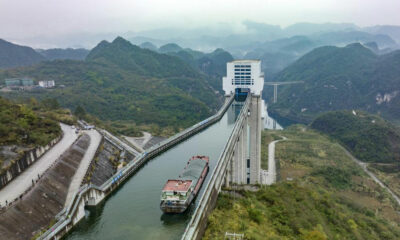 China: barcos navegan usando un elevador de 100 metros.