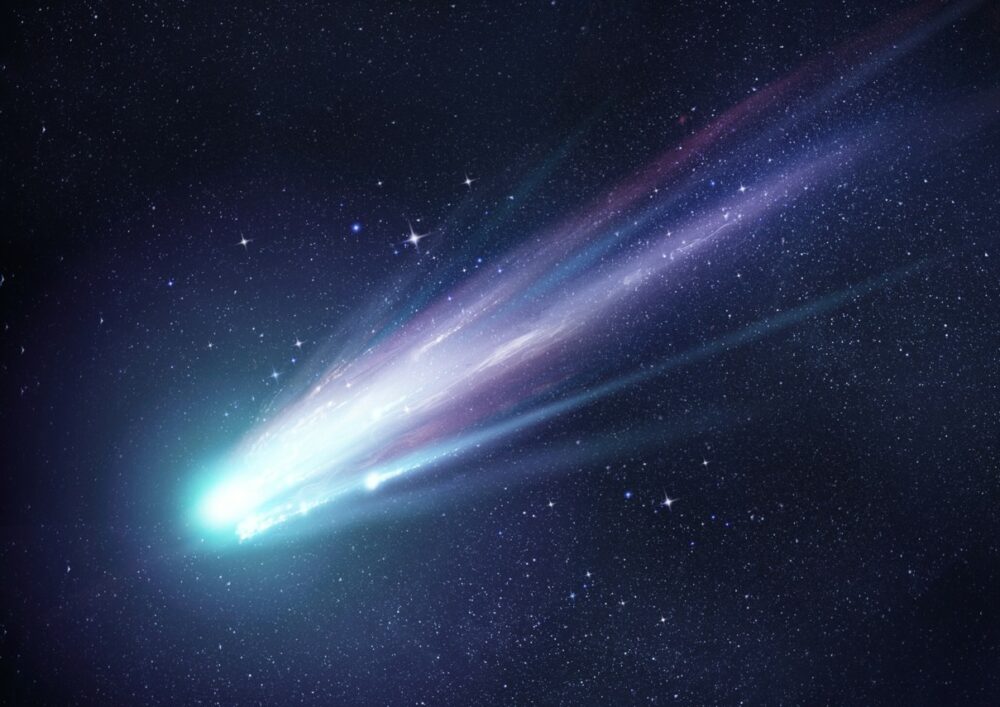 Satélite chino capta al cometa más brillante del año junto a una lluvia de meteoros. Satélite chino capta al cometa más brillante del año junto a una lluvia de meteoros.