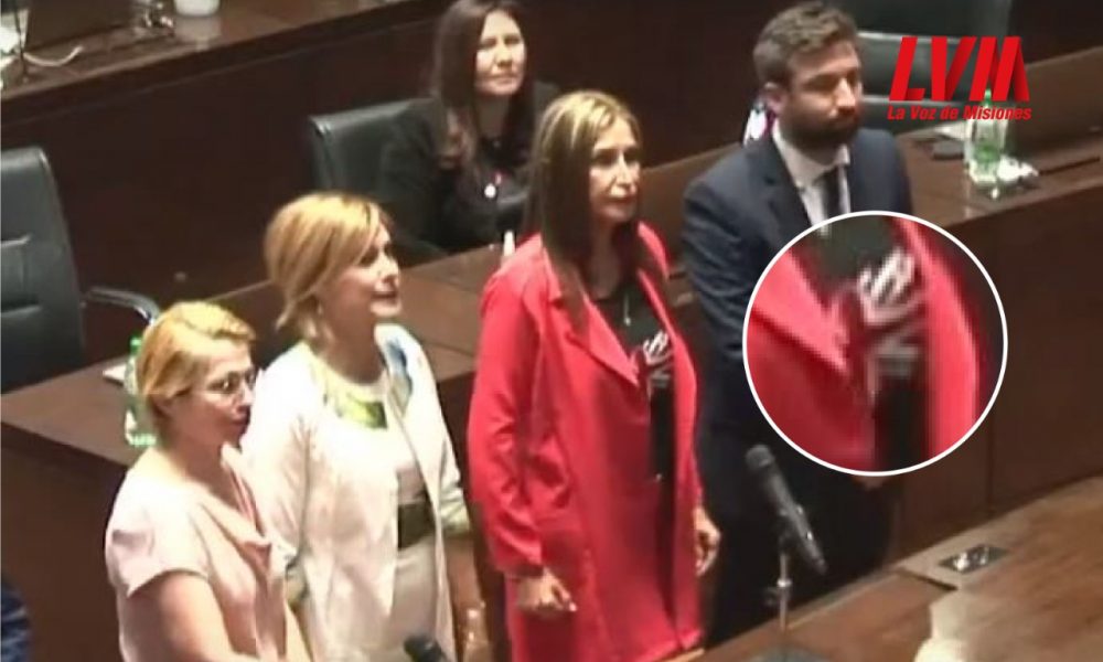 Misiones: Una diputada juró con una remera con la bandera británica. Misiones: Una diputada juró con una remera con la bandera británica.