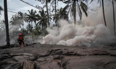 El volcán Semeru entró nuevamente en erupción y se dificultan las operaciones de rescate.