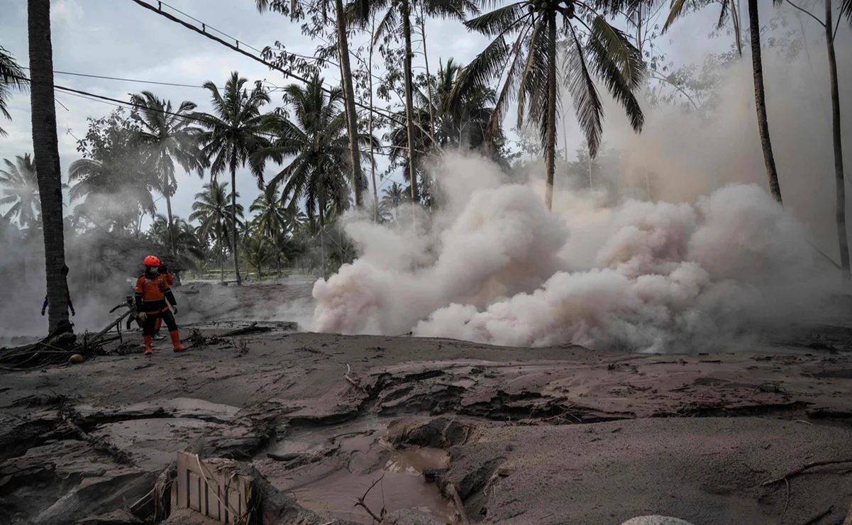 El volcán Semeru entró nuevamente en erupción y se dificultan las operaciones de rescate. El volcán Semeru entró nuevamente en erupción y se dificultan las operaciones de rescate.