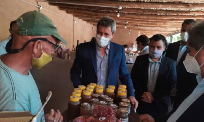 En Tamberías, el gobernador presentó un manual de economía social y dejó inaugurado un mercado popular.