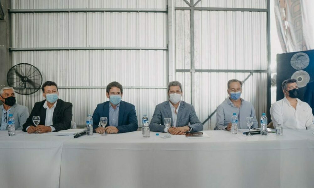 Con participación plural, Uñac presentó la Mesa del Agua para planificar el recurso hídrico provincial. Con participación plural, Uñac presentó la Mesa del Agua para planificar el recurso hídrico provincial.