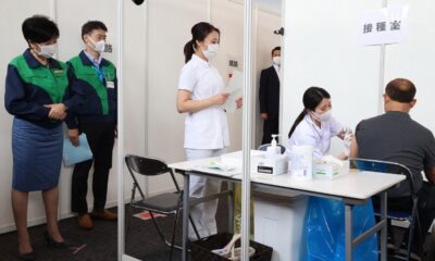 Científicos trabajan para desarrollar una vacuna contra el coronavirus que sea para toda la vida.