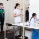 Científicos trabajan para desarrollar una vacuna contra el coronavirus que sea para toda la vida.