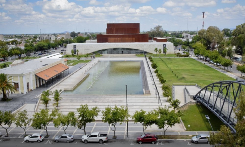 Vaciarán la fuente de la Plaza Bicentenario. Vaciarán la fuente de la Plaza Bicentenario.