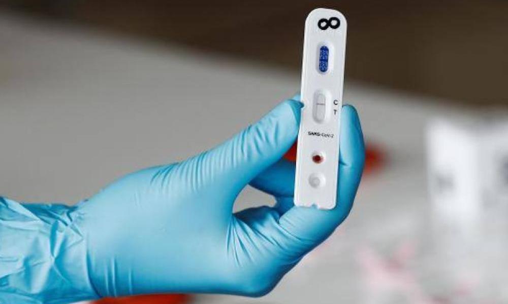 El autotest funciona con una muestra de saliva o hisopado nasal. El autotest funciona con una muestra de saliva o hisopado nasal.