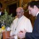 Dos grandes argentinos: el Papa sorprendió a Messi con un regalo.