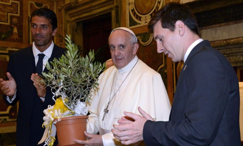 Dos grandes argentinos: el Papa sorprendió a Messi con un regalo. Dos grandes argentinos: el Papa sorprendió a Messi con un regalo.