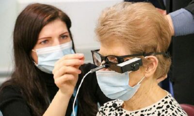 Una mujer de 88 años recupera su visión tras recibir el primer implante de un chip biónico.