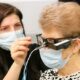 Una mujer de 88 años recupera su visión tras recibir el primer implante de un chip biónico.