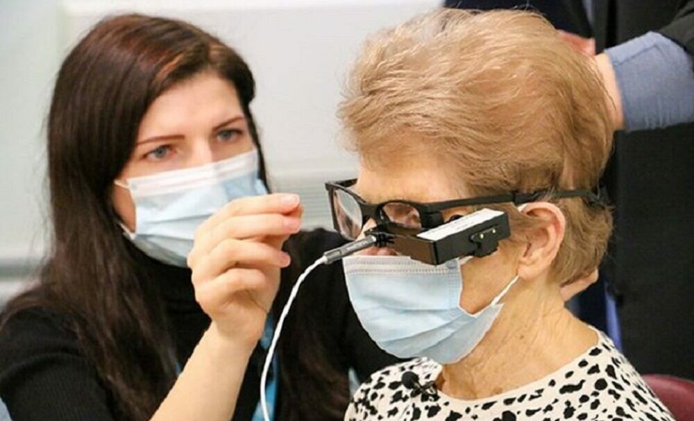 Una mujer de 88 años recupera su visión tras recibir el primer implante de un chip biónico. Una mujer de 88 años recupera su visión tras recibir el primer implante de un chip biónico.