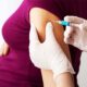 Desmitifican que la vacunas contra el coronavirus afecten la ovulación y embarazo.