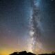 Astrónomos descubren «un extraño objeto brillante» en la Vía Láctea.