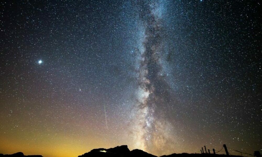 Astrónomos descubren «un extraño objeto brillante» en la Vía Láctea. Astrónomos descubren «un extraño objeto brillante» en la Vía Láctea.