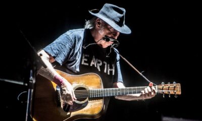 Spotify se queda con el podcast de un antivacunas y sin la música de Neil Young.