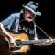 Spotify se queda con el podcast de un antivacunas y sin la música de Neil Young.