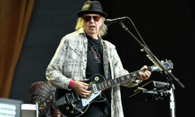 Neil Young exige a Spotify eliminar su música si mantiene el podcast antivacunas de Joe Rogan.